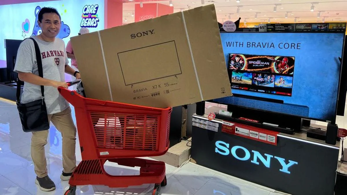 Pengunjung Semringah! Hemat Ratusan Ribu Rupiah Beli TV di Transmart Full Day Sale (Ilustrasi)