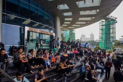 Pencari Kerja Berburu Lowongan di Jakarta Barat