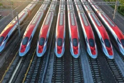 Kereta Cepat vs Kereta Api Jarak Jauh: Perbandingan Harga dan Kecepatan