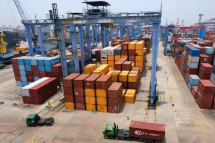 26 Ribu Kontainer Siap Meluncur: Permendag Direvisi, Logistik Menggeliat