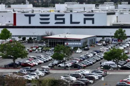 Tesla PHK Karyawan Lagi, Kini Sasar Divisi Perangkat Lunak-Servis