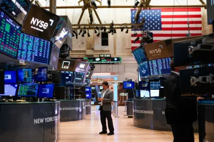 Bayang-bayang Resesi Menyelimuti Wall Street: Akankah Pasar Saham Terjun?