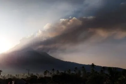 Erupsi Gunung Lewotobi Laki-laki Disertai Hujan Abu Vulkanik, Warga Diminta Waspada