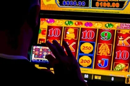 OJK Berantas Judi Online, Blokir 4.921 Rekening Bank!