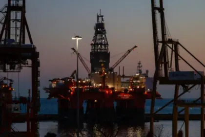 Harga Minyak Lesu Meski OPEC+ Perpanjang Pemangkasan Produksi: Analisis Mendalam