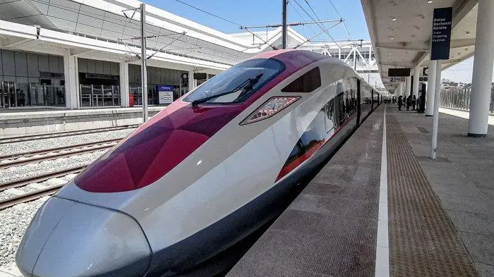 Kereta Cepat WHOOSH: Transformasi Perjalanan di Jawa Barat (Ilustrasi)