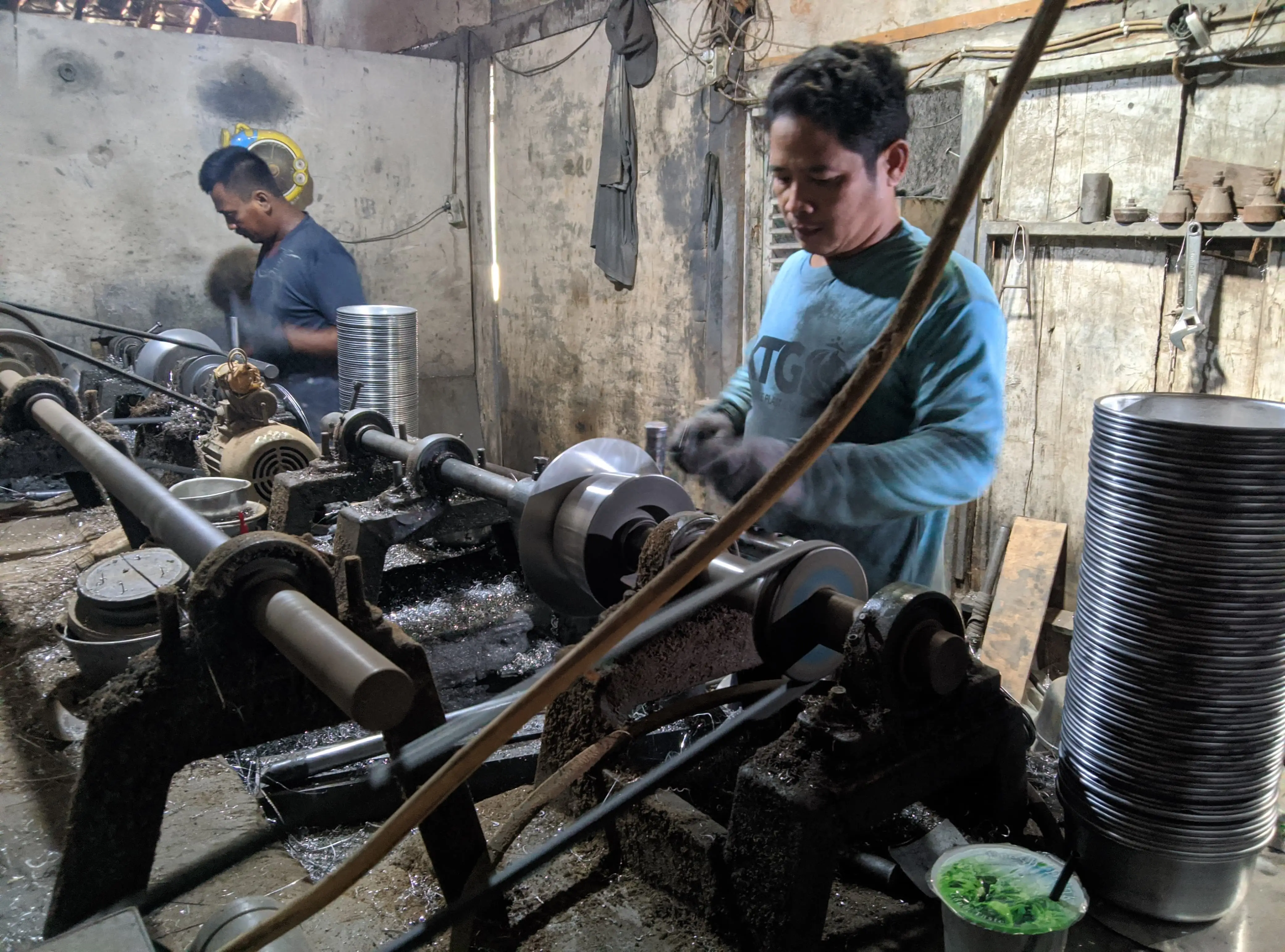 Pulang Merantau, Pria Asal Gayam Bojonegoro Ini Bikin Panci dan Kap Lampu (Ilustrasi)