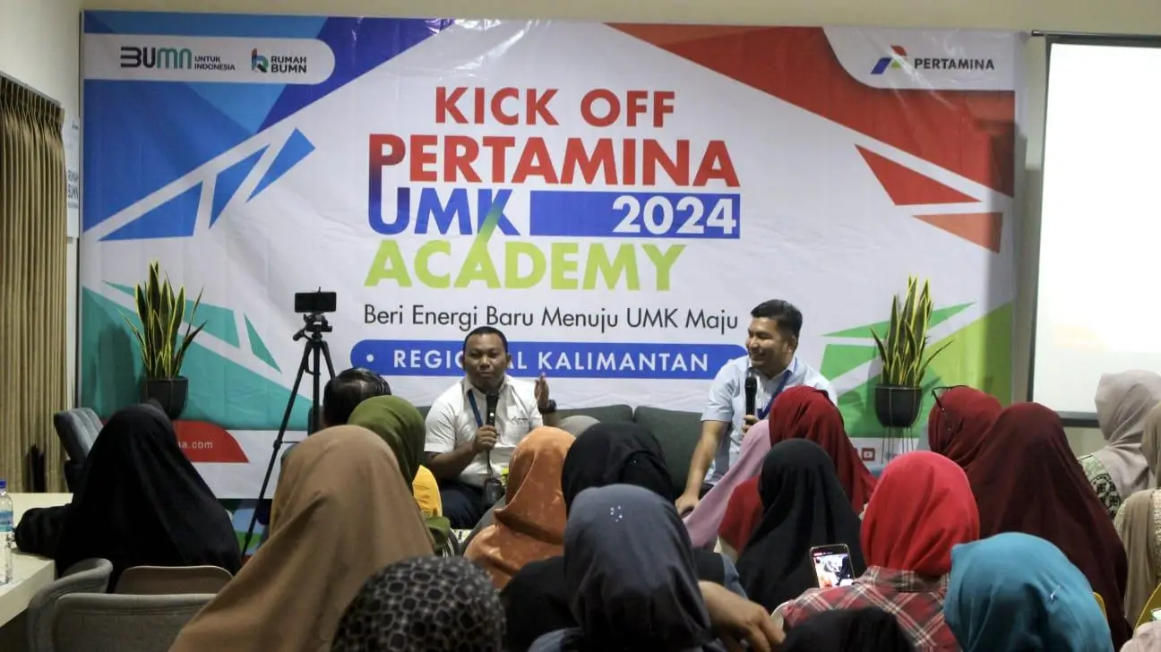 Kick Off Pertamina UKM 2024 Academy. Pembicara duduk di sofa di depan audience, gestur tangannya diangkat seperti sedang menjelaskan sesuatu.