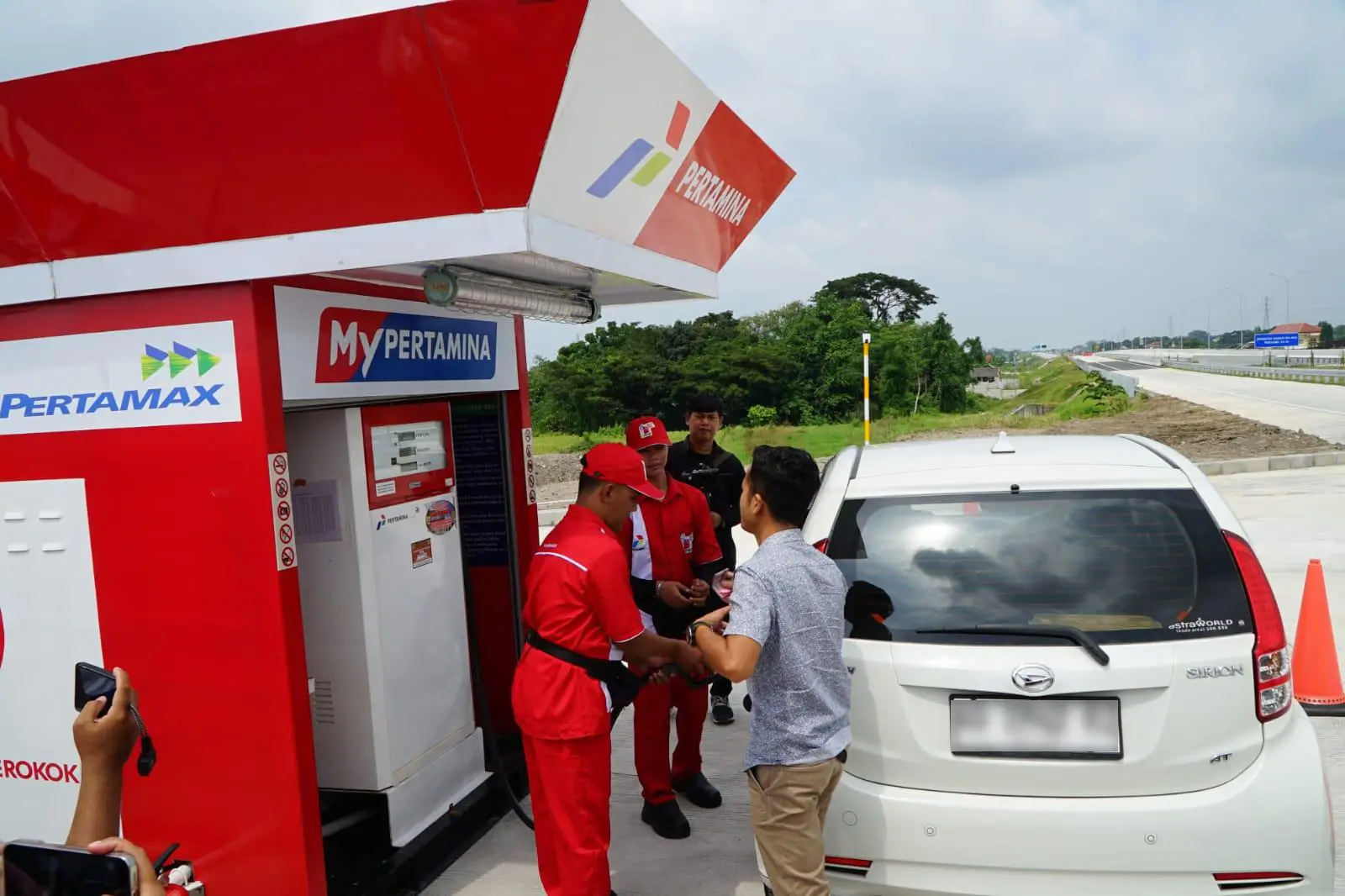 Sebuah mobil sedang mengisi bensin di Pertamina