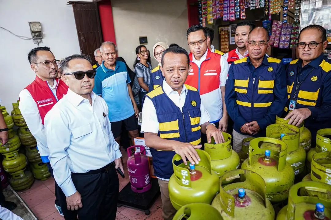 Tumpukan tabung LPG hijau 3 jg dikelilingi kunjungan kementrian ESDB